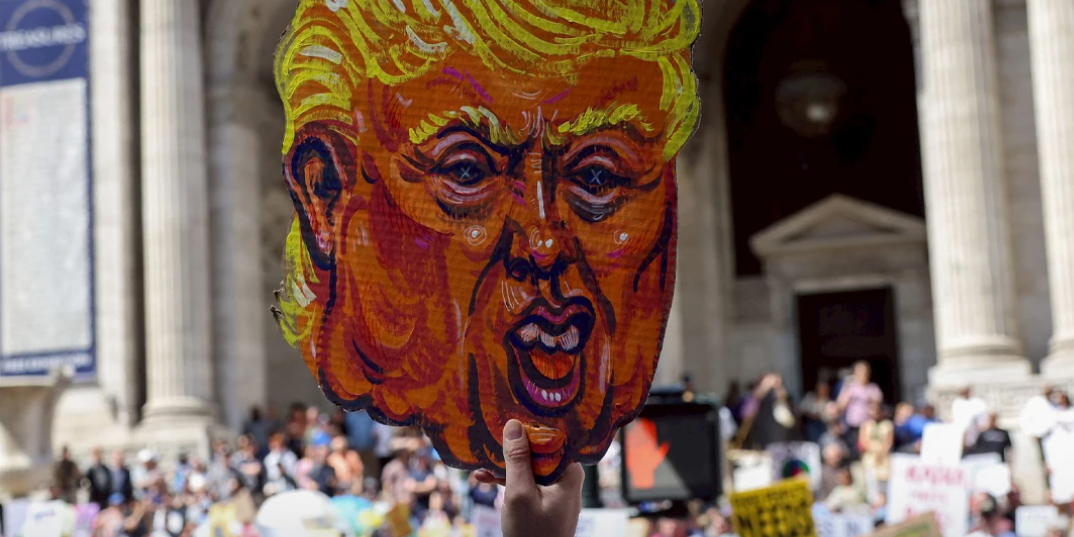 Ribuan Warga di Seluruh AS Berunjuk Rasa Menentang Kebijakan Trump